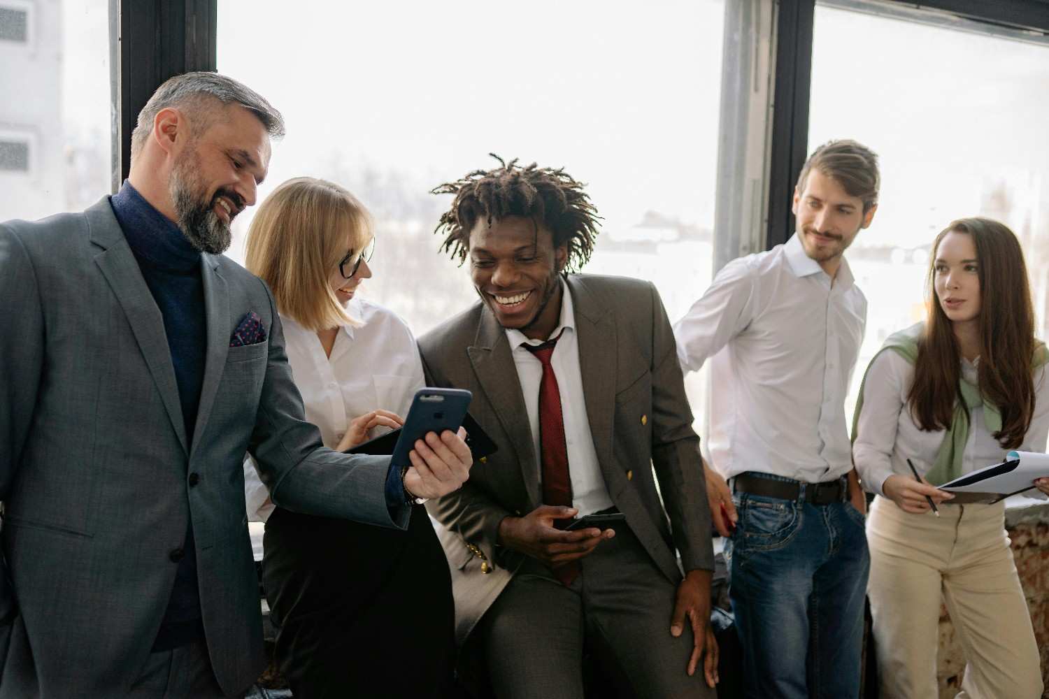 The Impact of Social Media on Relationships: Balancing Online and Offline Connections